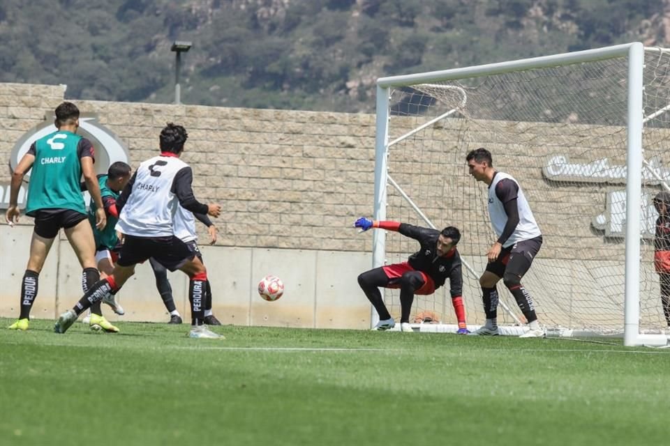 Camilo Vargas regresa al marco rojinegro.