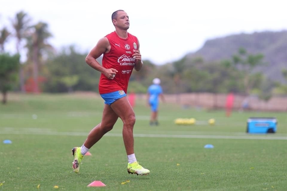'Chicharito' Hernández no entró en la convocatoria de las Chivas para enfrentar al San Luis, pues está lesionado y no tiene fecha estimada de recuperación.
