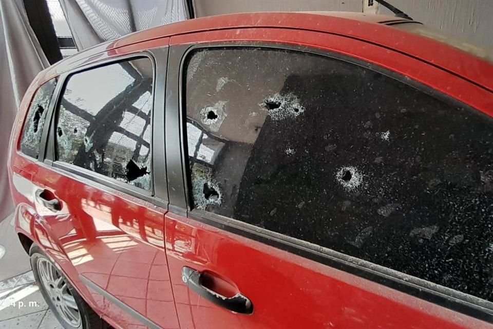 El auto del asesino terminó con impactos de bala.