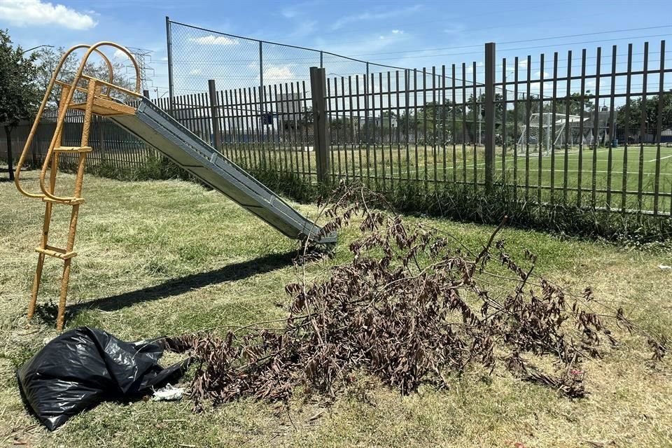 Aunque podaron el parque ubicado en el cruce de Urano y Gea, en la Colonia Paseo de los Andes, los trabajadores dejaron las bolsas con basura.