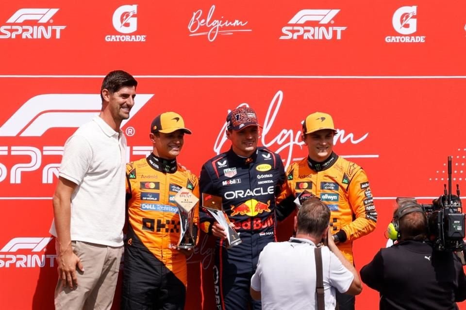 Piastri y Norris completaron el podio y el portero belga Thibaut Courtois (izq.) posó en la foto de premiación.
