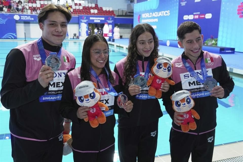El equipo mexicano presume la medalla de plata.