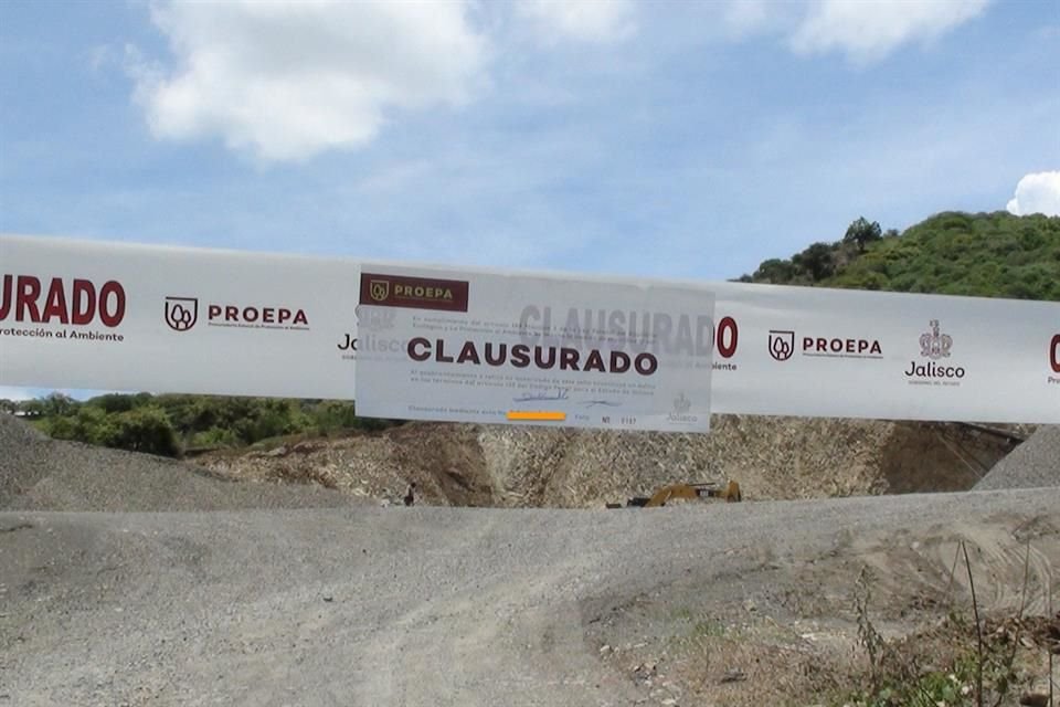 En un predio localizado en el Municipio de San Martín Hidalgo extraían material geológico para construcción (piedras, arena, grava) sin la Autorización de Impacto Ambiental requerida.
