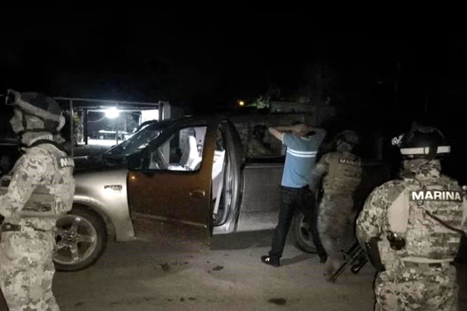 En Navolato, Sinaloa, elementos de la Secretaría de Marina, detuvieron a José Maximiliano Inzunza Ruiz, alias 'El Chochías' o 'El 60', identificado como presunto operador de 'Los Chapitos'.