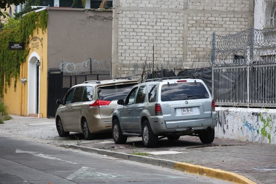 Autos estacionados por la calle Marsella esquina con La Paz.