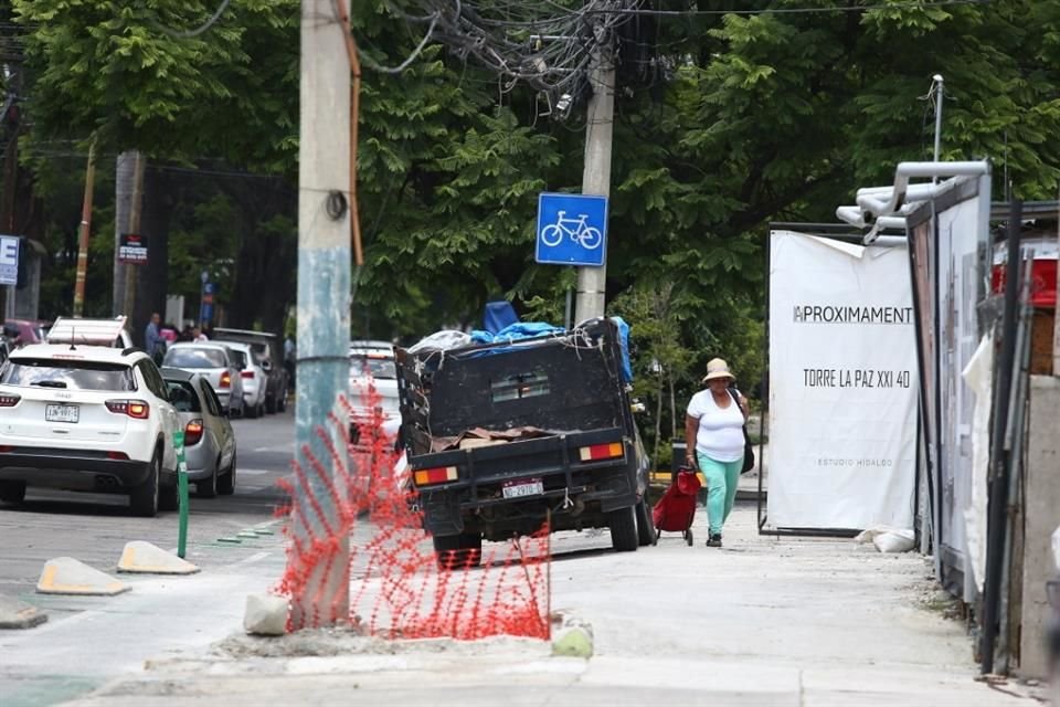 Auto estacionado sobre la banqueta de Av. La Paz obstruye el paso del peatón.
