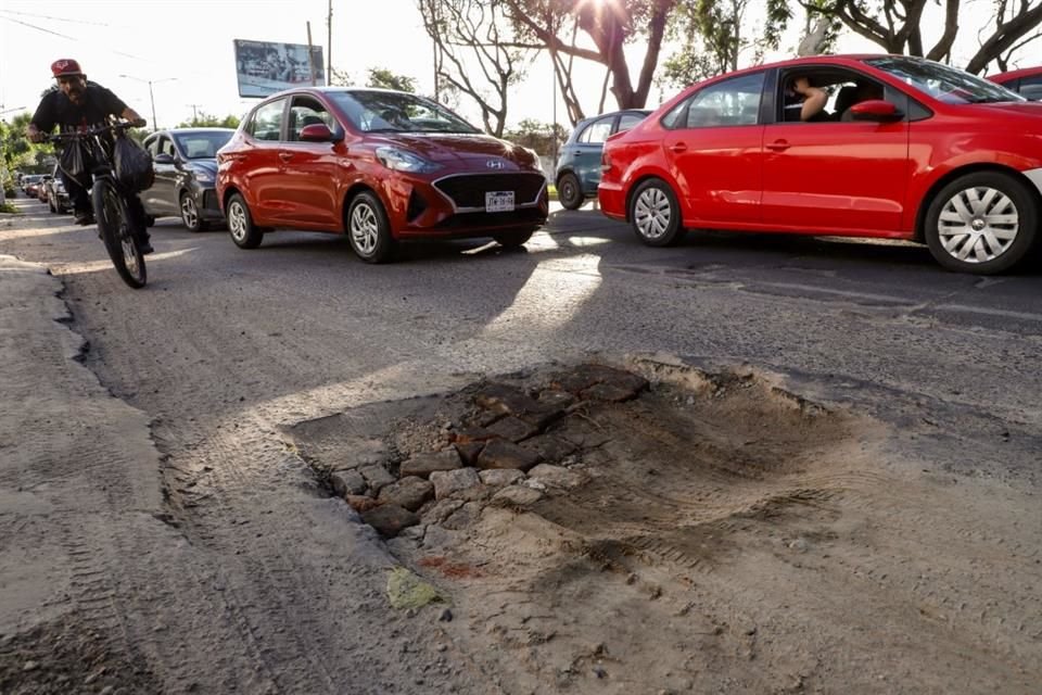 Automovilistas y peatones sufren a diario los nacientes baches de la zona de Olímpica y Revolución.