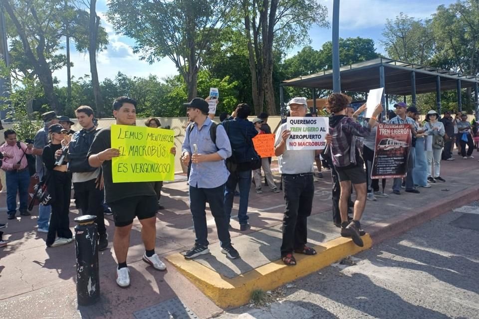 I cittadini hanno manifestato a Red Park.