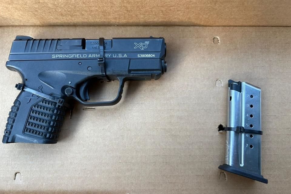 Durante la inspección, les fueron aseguradas dos armas de fuego calibre 9 milímetros y dos cargadores abastecidos, sin que pudieran acreditar su legal posesión.