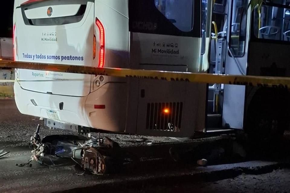El joven motociclista no vio que el camión estaba estacionado, hasta que ya fue tarde.