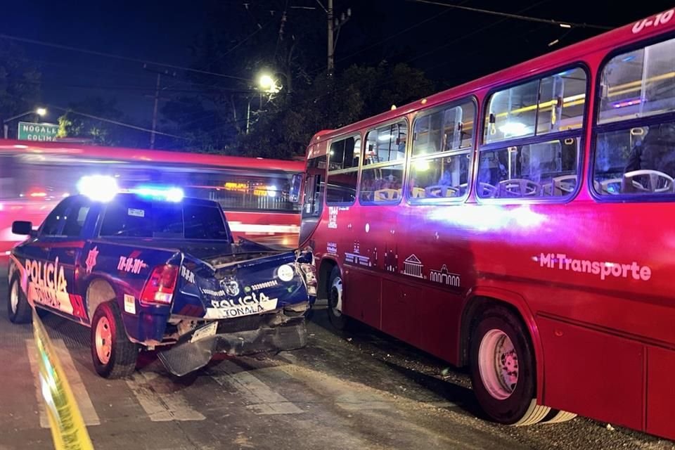 Bomberos de Guadalajara fueron a apoyar revisando si se había ocasionado algún derrame que representara peligro de incendio o de derrape para otros autos.