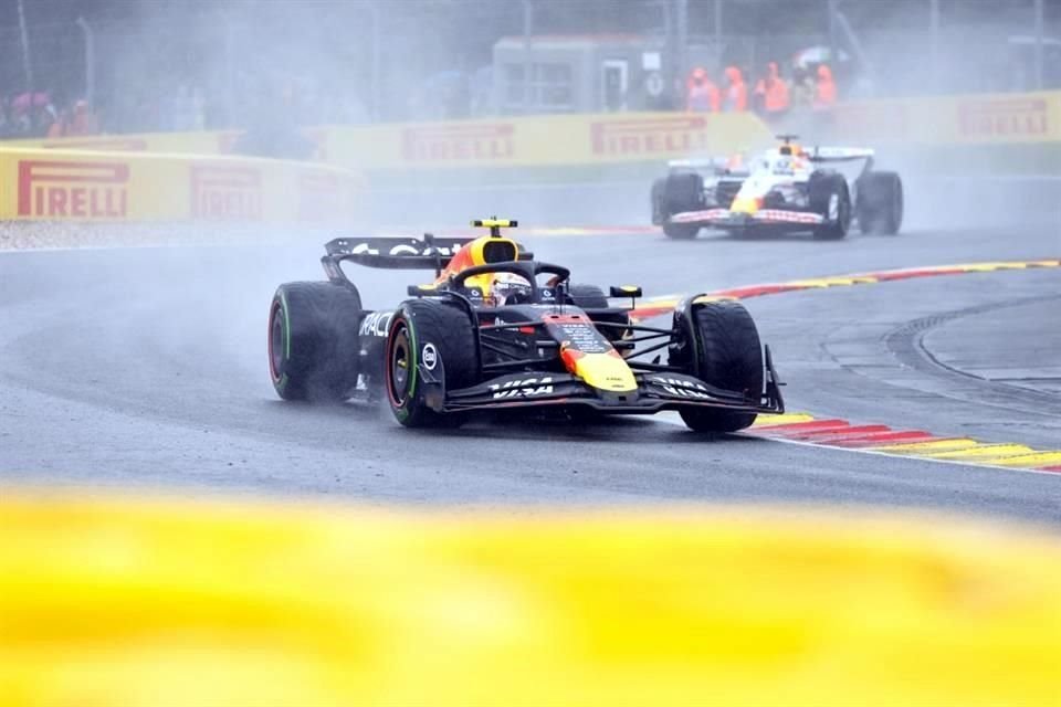 La luvia obligó a los pilotos a permanecer en los boxes, lo que provocó el abandono de algunos fanáticos.