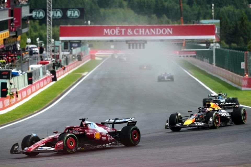 Charles Leclerc salió bien librado de la presión de Max Verstappen y el monegasco completó el podio.
