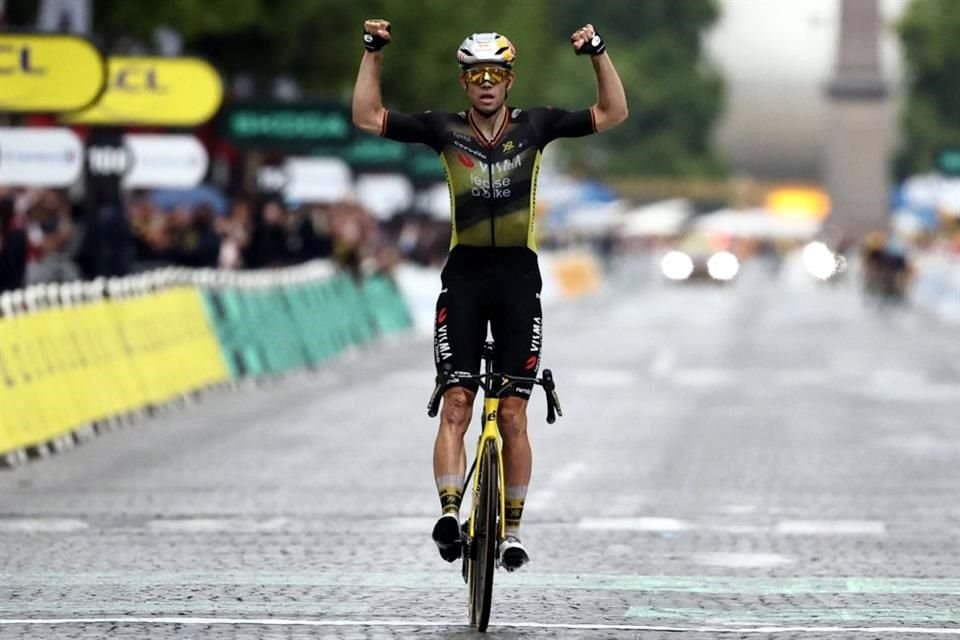 Wout van Aert venció en la última etapa del Tour de Francia.