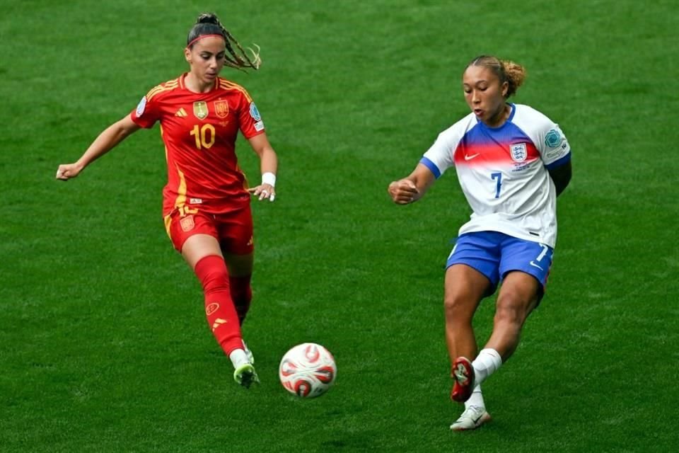 Athenea del Castillo apareció en el once titular de las españolas.