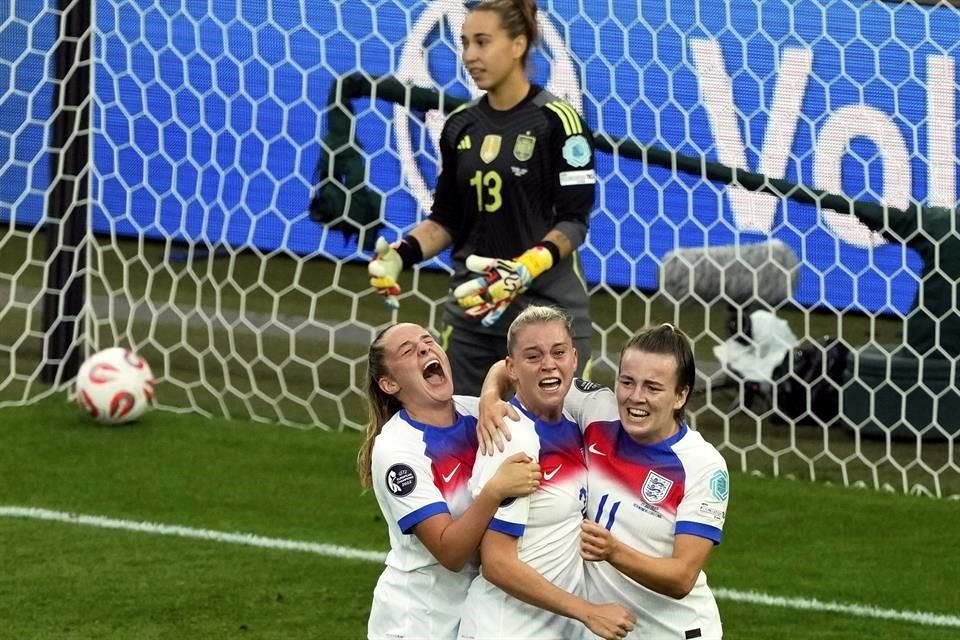 Alessia Russo le ganó a las dos defensoras y puso el 1-1.