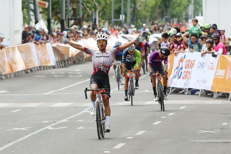 Fue Ulloa Arévalo el primero en cruzar la meta ubicada cerca de los Arcos de Guadalajara.