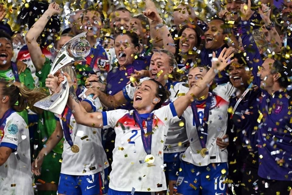 Lucy Bronz con el trofeo de campeonas.