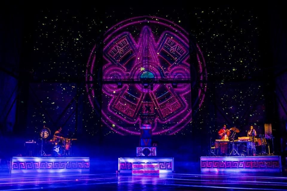 El espectáculo interdisciplinario reúne danza, música en vivo, circo y arte multimedia para contar una historia inspirada en los orígenes del territorio mexicano.