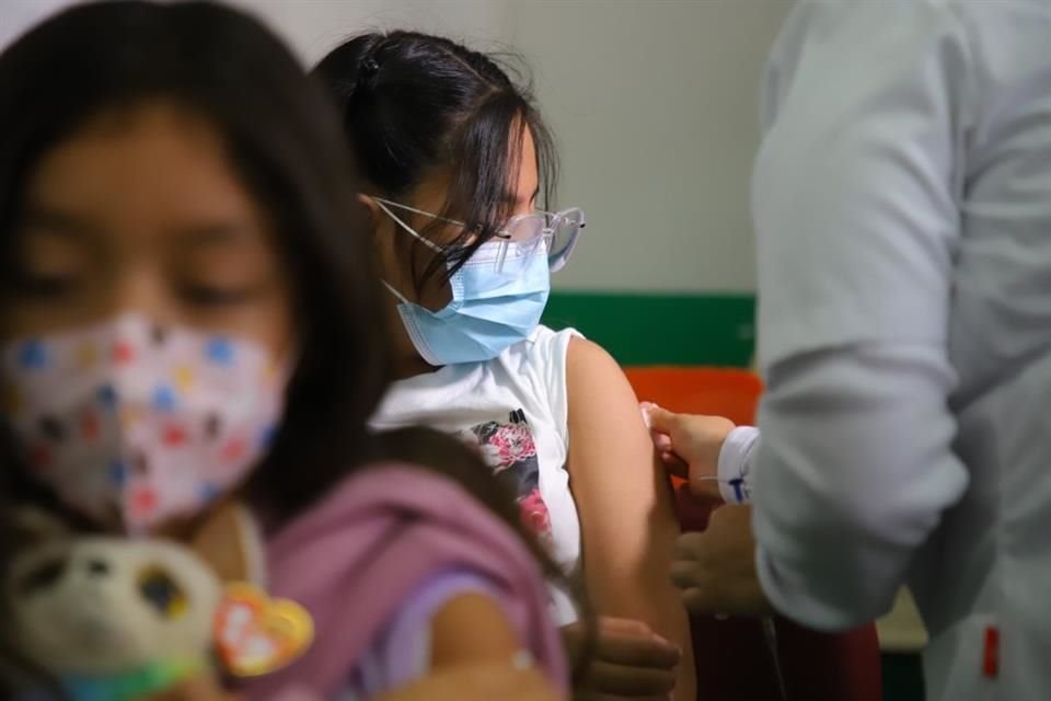 La hepatitis A suele desaparecer por sí sola, pero requiere de seguimiento médico.