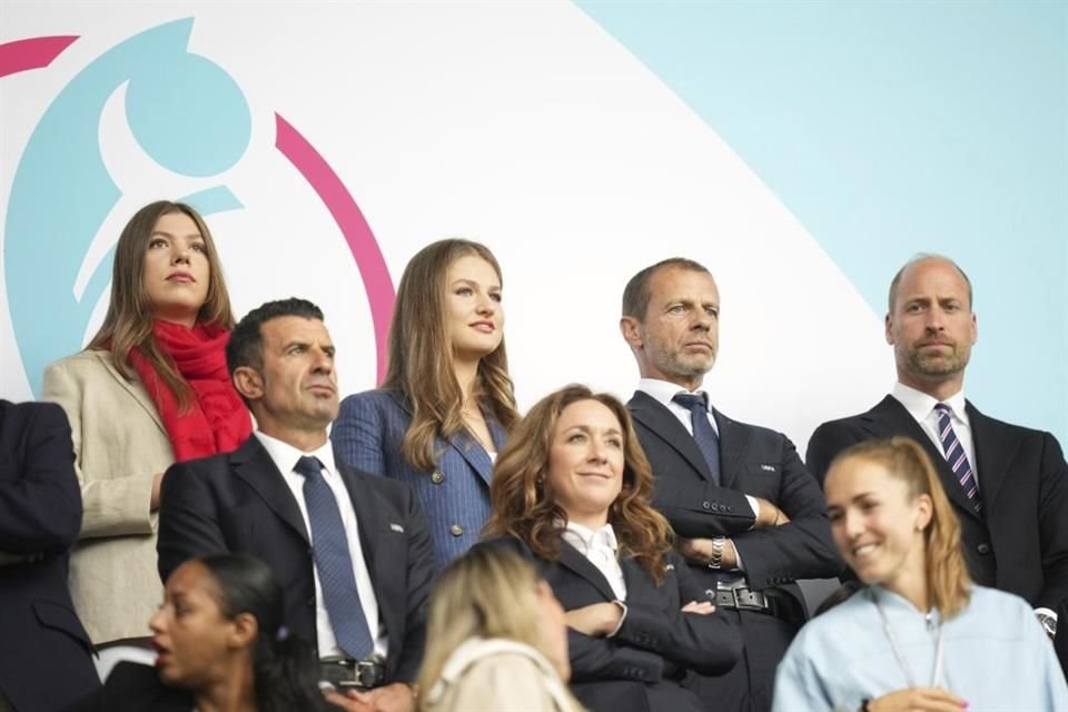 En el palco, Guillermo mantuvo la compostura, pues se sentó cerca de la Princesa Leonor y la Infanta Sofía, sus 'rivales' deportivas.