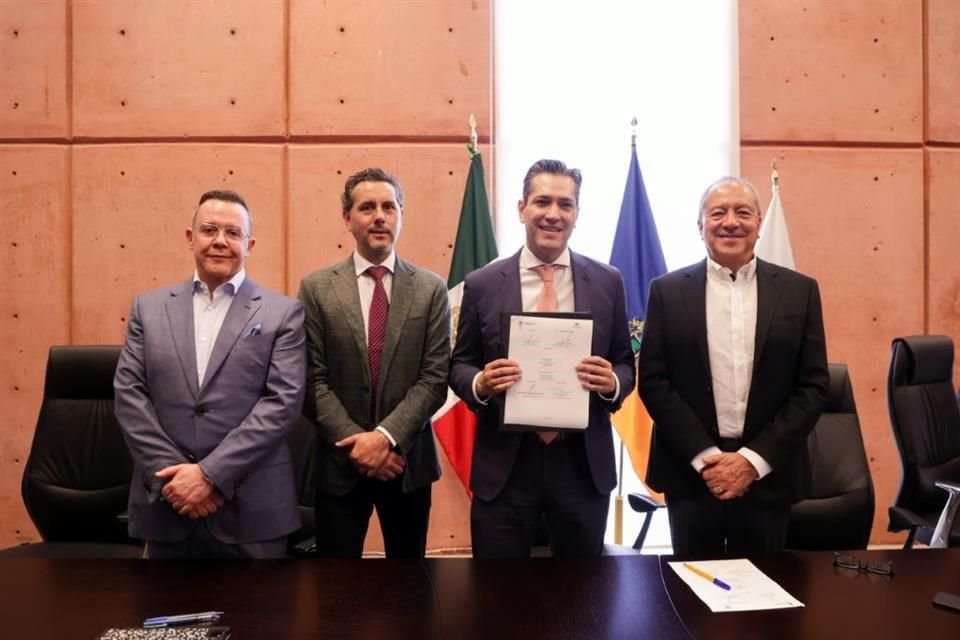 El convenio lo firmaron Mauro Garza Marín, Coordinador de Crecimiento y Desarrollo Económico del Gobierno estatal, y Alan Loredo Trueba, primer vicepresidente del CRT.