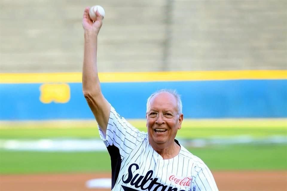 Ángel Macías en el primer lanzamiento en un juego de Sultanes en 2013.