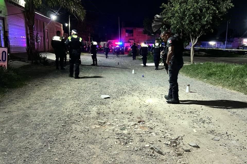 Cuatro hombres, uno de ellos menor de edad, fueron lesionados con arma de fuego afuera de una vinatería. Dijeron que fue agresión directa.