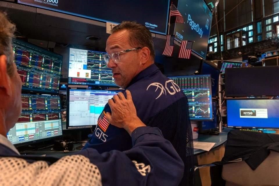 El Dow Jones retrocedió un 0.14%, mientras que el Nasdaq y el S&P 500 tuvieron ligeras alzas y marcaron nuevos récords.