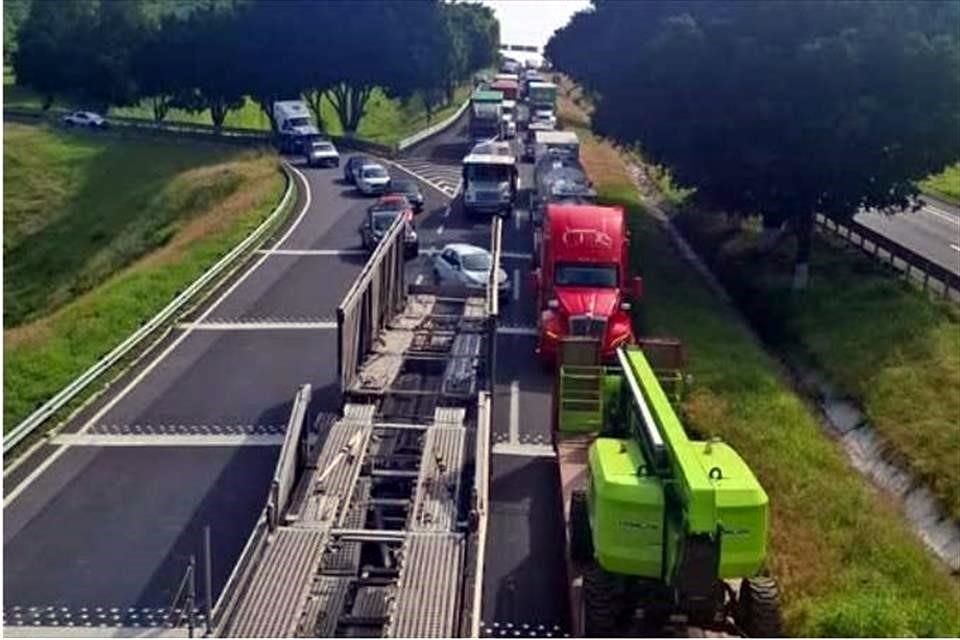 Trasnportistas de Michoacán realizaron un bloqueo en la autopista Morelia-Guadalajara.