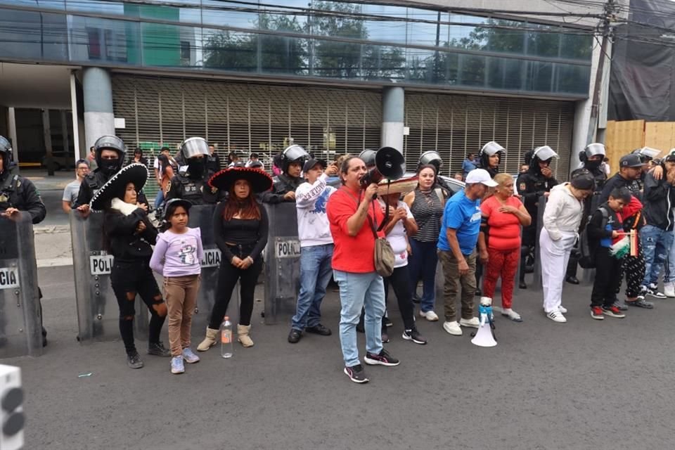 Grupo de personas que se  identifican como 'Colectivo Tonantzin', se manifiestan afuera de las Salas de audiencia del tribunal superior de justicia de la Ciudad de México en contra de Ximena Pichel.