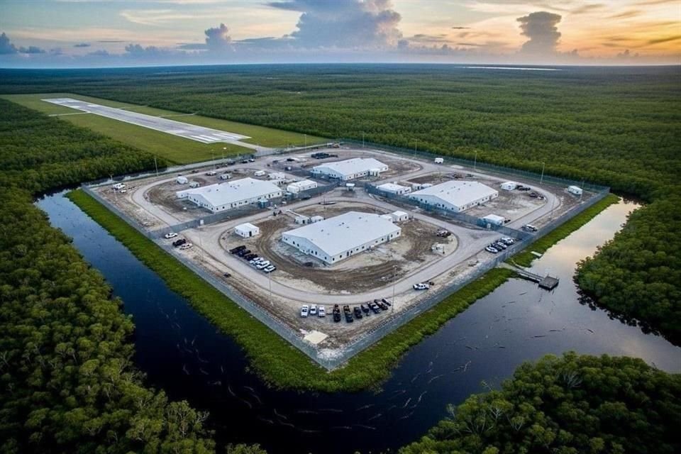 El centro de detención migratorio Everglades, nombrado 'Alcatraz de los Caimanes', fue construido en 28 días en medio de una zona pantanosa de Florida, EEUU, y cuenta con altos niveles de seguridad.