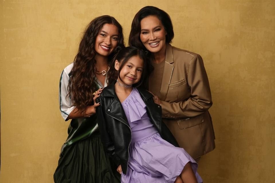 Sydney Agudong, de izquierda a derecha, Maia Kealoha y Tia Carrere posan para un retrato para promocionar 'Lilo & Stitch' durante la Comic-Con.