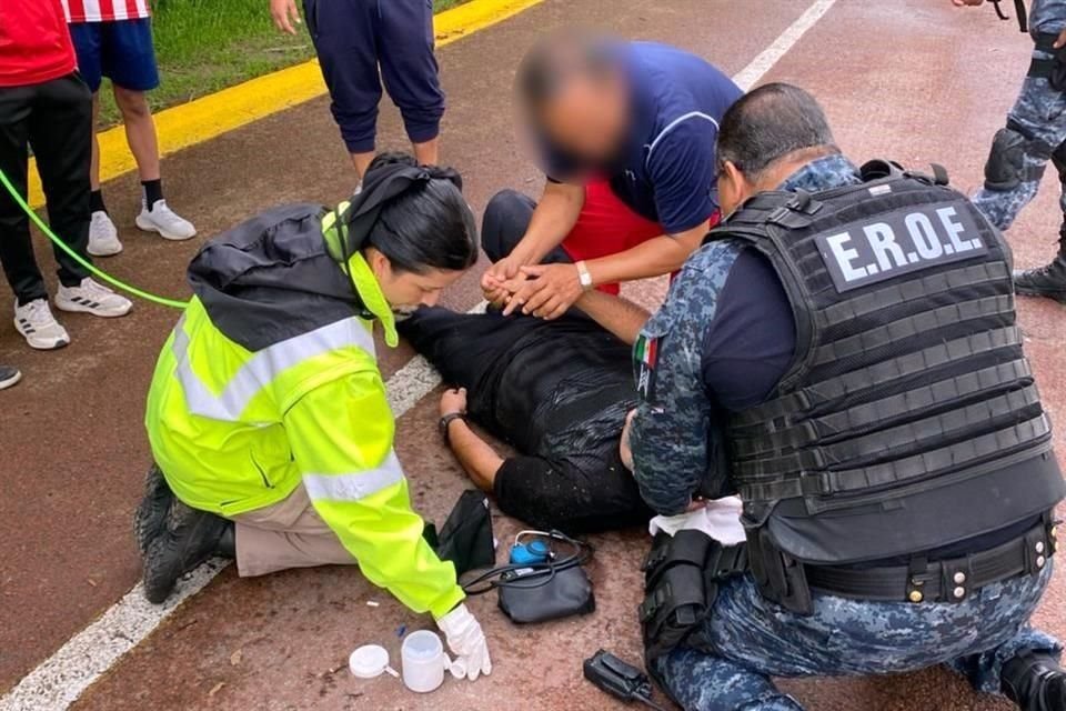 Oficiales de Zapopan ayudaron a un hombre en paro.