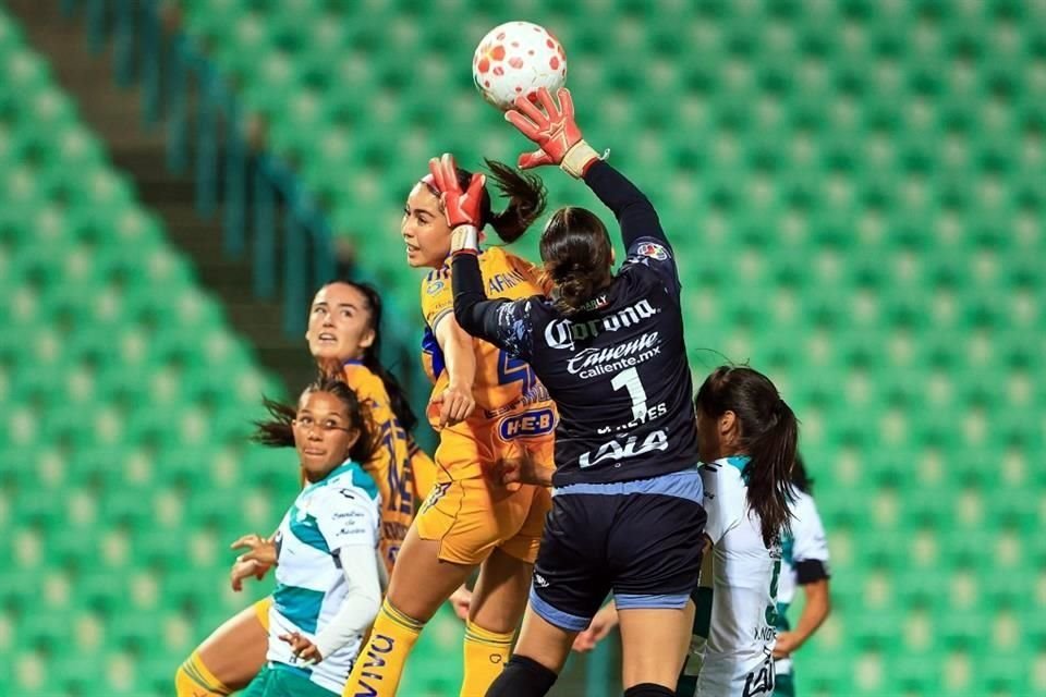 La arquera del Santos atajó mal este centro de María Sánchez y acabó metiendo la pelota en su propia portería.