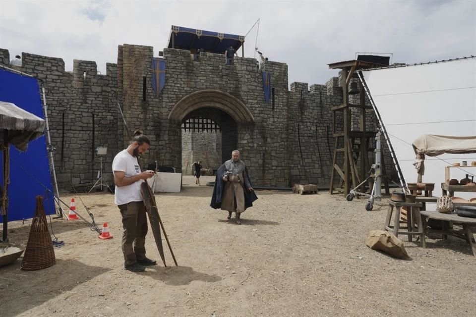 El reparto internacional y equipo técnico transformó un pueblo serbio en la Inglaterra medieval de la leyenda.