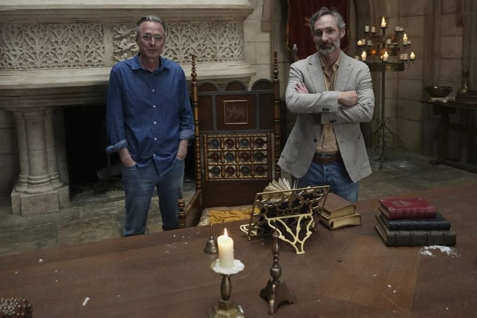 El set de rodaje incluyó interiores de castillos iluminados por velas que transportan al espectador al medievo.