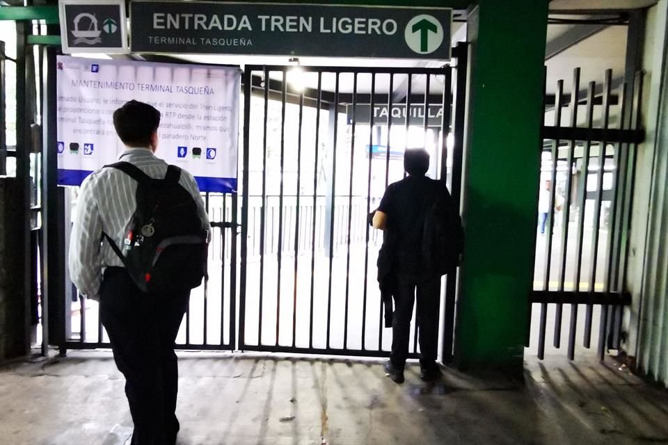 Una lona informaba del cierre, sin funcionarios que orientaran sobre las nuevas opciones.