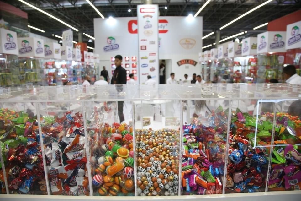 Prohibición de 'comida chatarra' en escuelas de México ha provocado una caída de hasta 50% en ventas de empresas confiteras.
