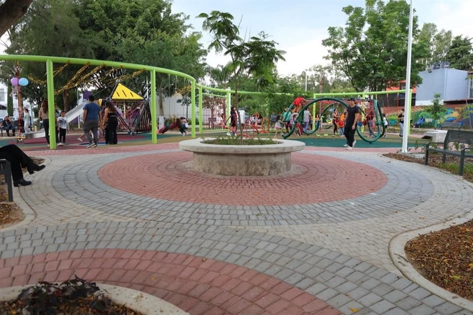 Con un costo de 13 millones de pesos, el Gobierno de Zapopan inauguró la remodelación del parque de la Colonia Villas del Ixtépete.