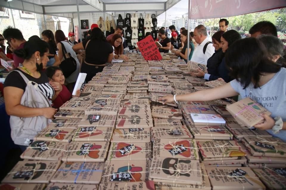 La Cuarta Edición del Gran Remate del Libro de Guadalajara llegó a Paseo Alcalde para ofrecer descuentos de hasta 40 por ciento.