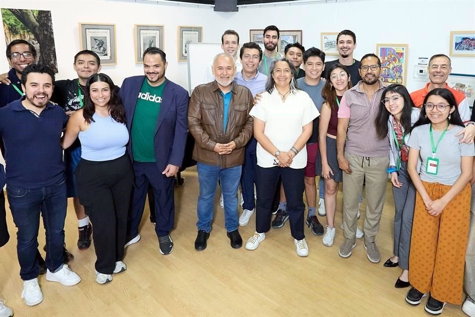 El tenor Javier Camarena (chamarra café) junto con estudiantes de Híbrido Ópera Lab.