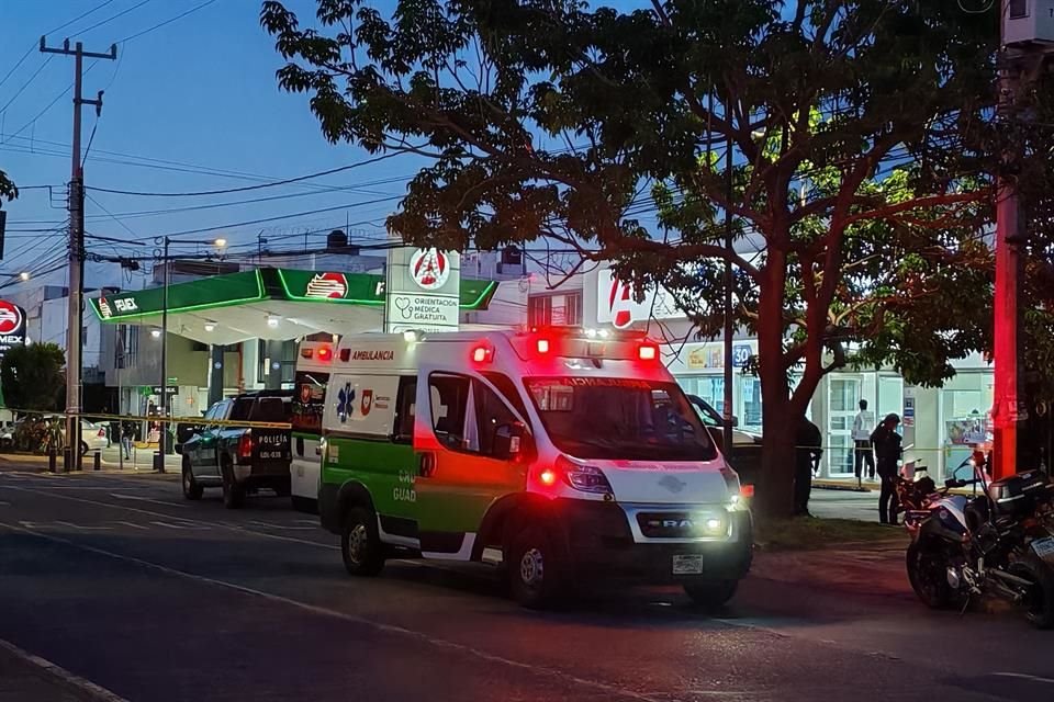 Un policía de Guadalajara resultó con quemaduras de primer grado luego de que le arrojaron un químico y le prendieron fuego.
