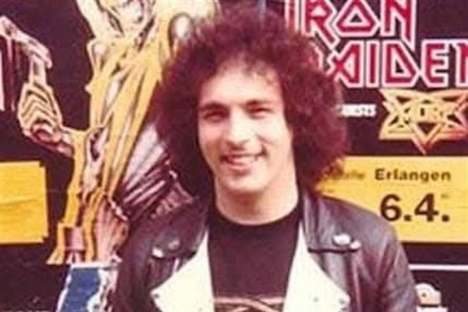 El cantante formó parte de Iron Maiden antes de su lanzamiento oficial; pasó a formar parte de MORE.
