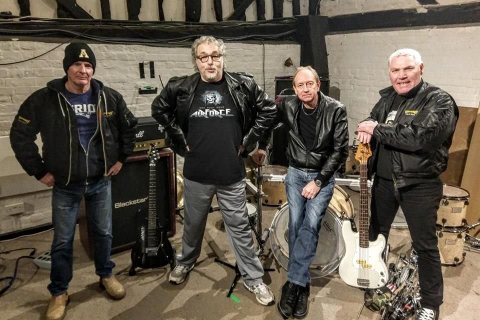 La banda Airforce, con la cual llegó a colaborar también lo honró con un mensaje en redes: 'Recordamos y celebramos a un gran hombre y algunos de los maravillosos recuerdos que compartimos juntos'.