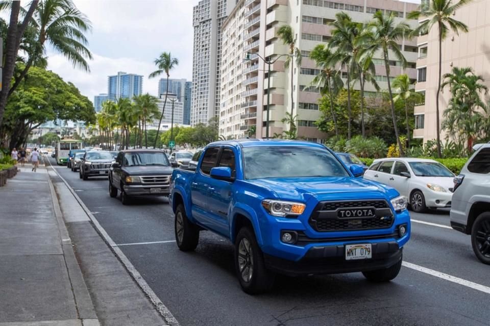 Ante el aviso de tsunami, numerosas personas comenzaron a alejarse de las playas en Hawaii.