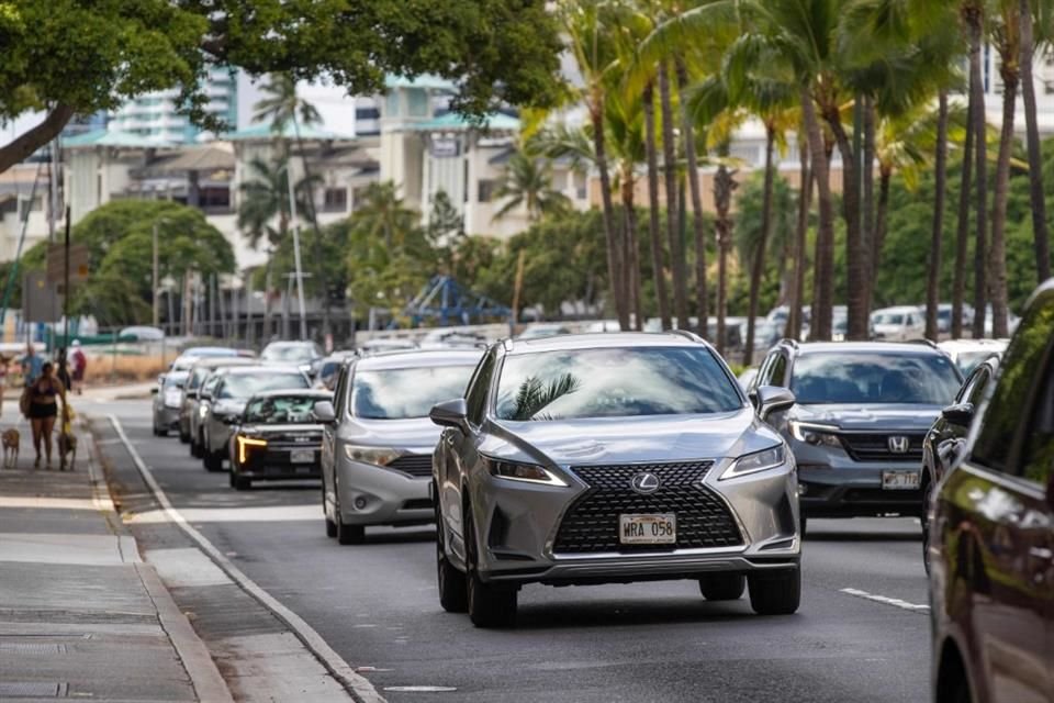 Personas en sus autos se alejan de la zona costera en Hawaii.
