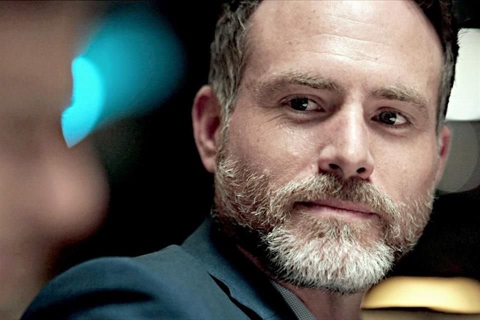 Erik Hayser interpreta a Claudio, el esposo abusivo de Helena.