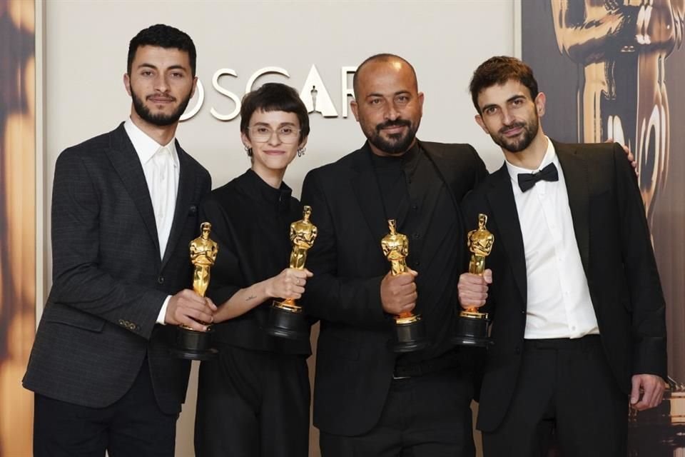 Basel Adra, Rachel Szor, Hamdan Ballal, y Yuval Abraham alzaron el Óscar por el documental.