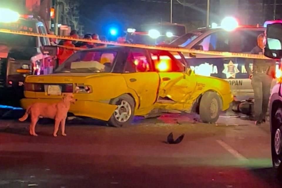 Según la versión de un policía, la motocicleta iba a alta velocidad, pues en el impacto prácticamente destrozó el costado del copiloto del taxi.